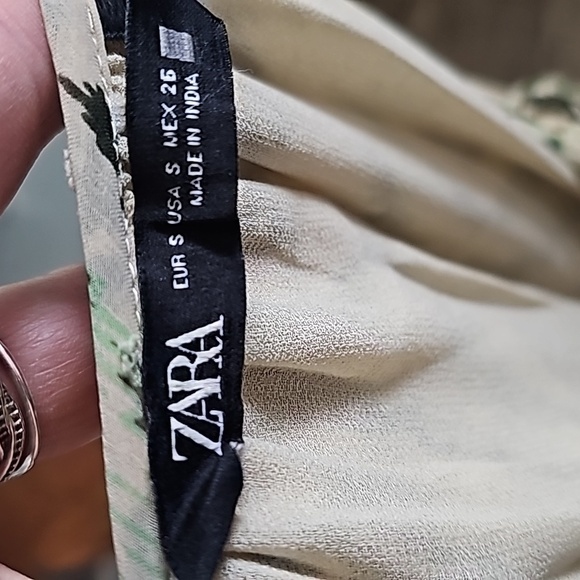 Zara Beautiful Green Design Dress with Elastic Waist & Tie Front - Picture 6 of 7